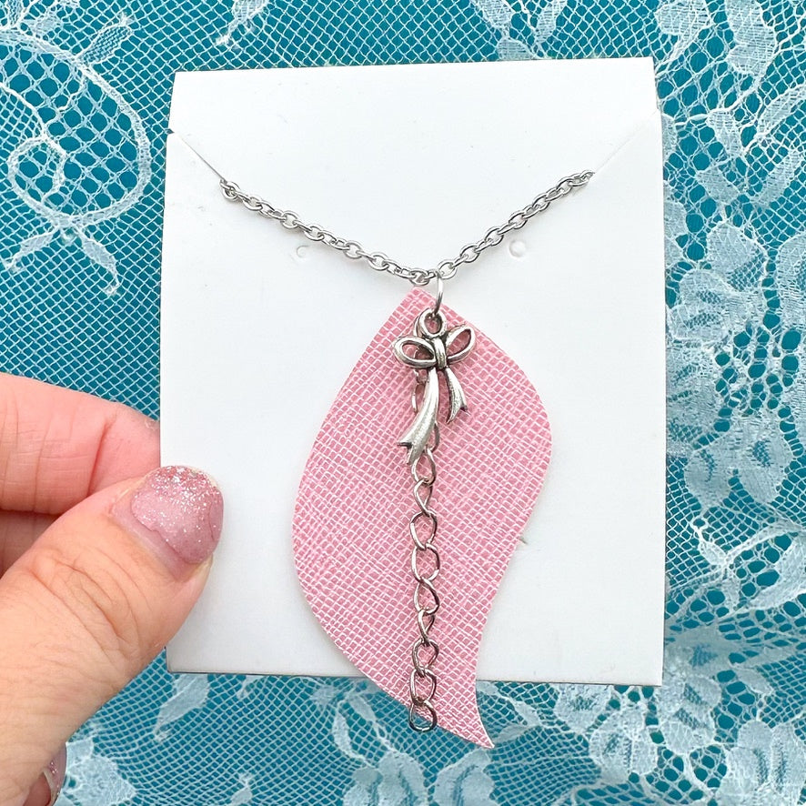 Pink Feather w/ bow charm Pendant 30” Silver Necklace (00L0A0)