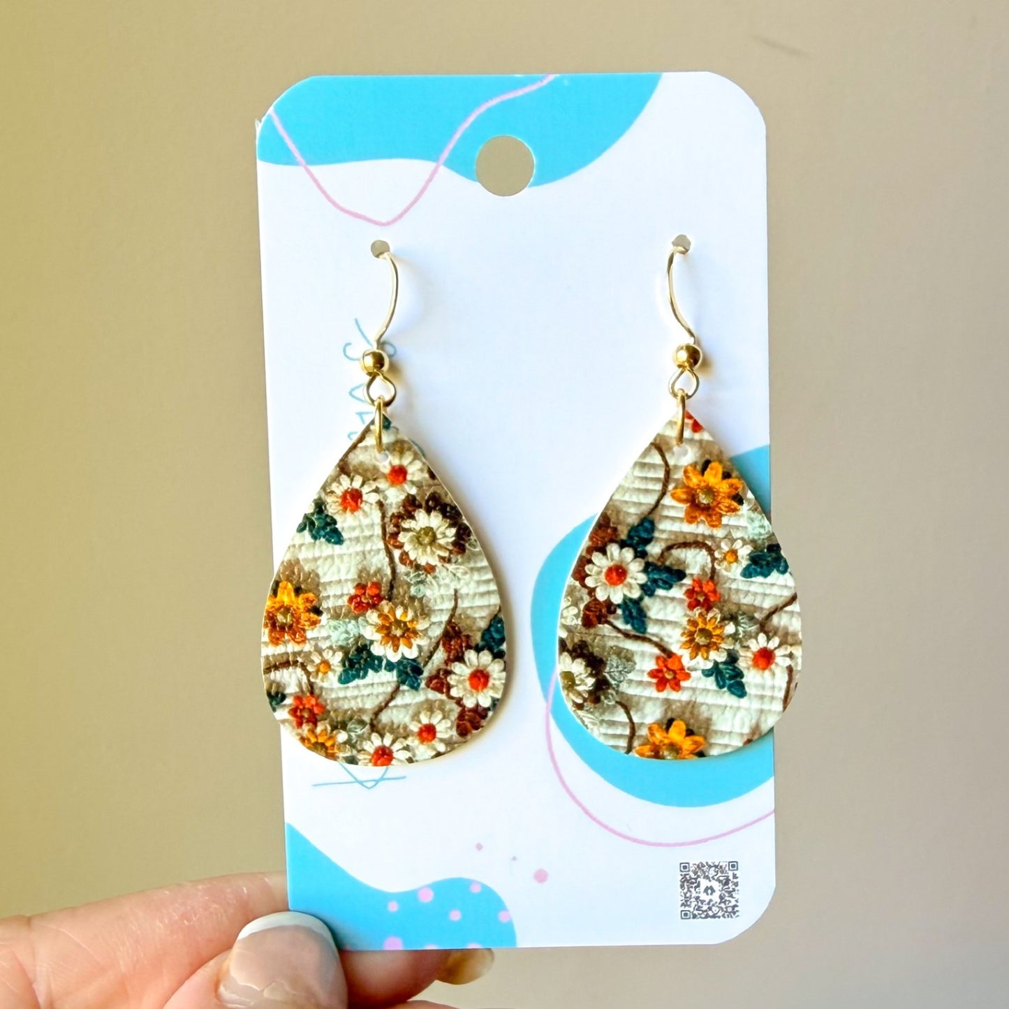 Embroidered floral teardrop earrings (00L0OC)