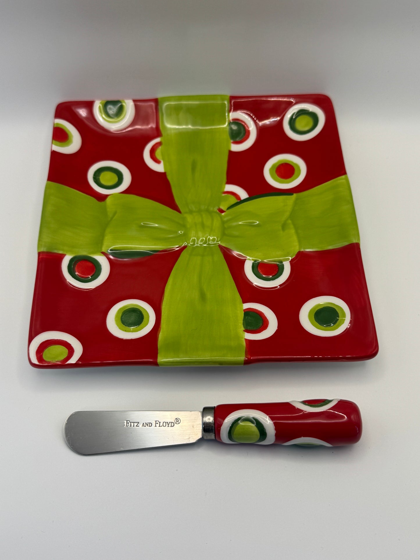 Fitz and Floyd “Holiday Cheer” Snack Plate with Spreader – Wrapped Present Design (6.5")