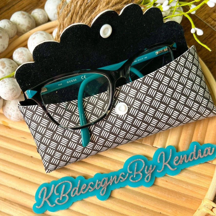 Black with white lines glasses case (00L0I4)