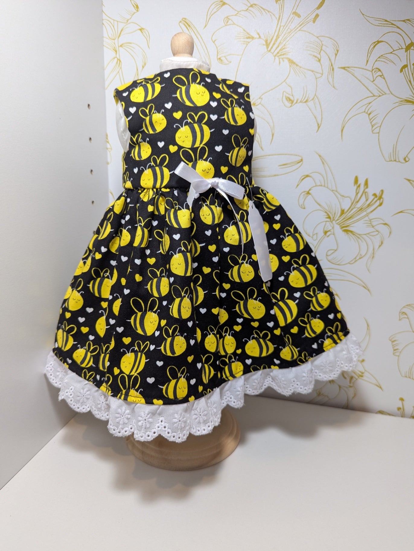 Mama Bear Sewing Den LLC Accessories - - Black Bee