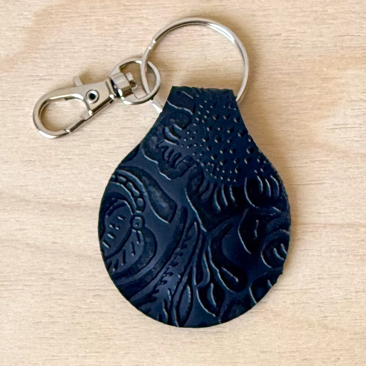 Black embossed quarter keeper (00L0NS)