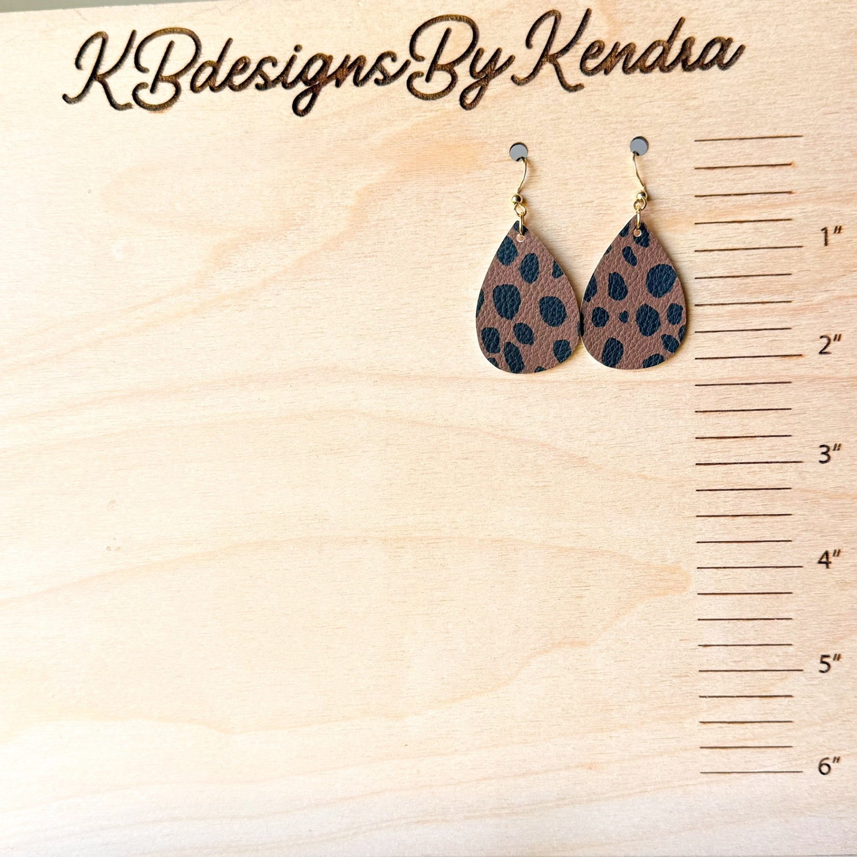 Brown w/ black spots teardrop earrings (00L0OK)