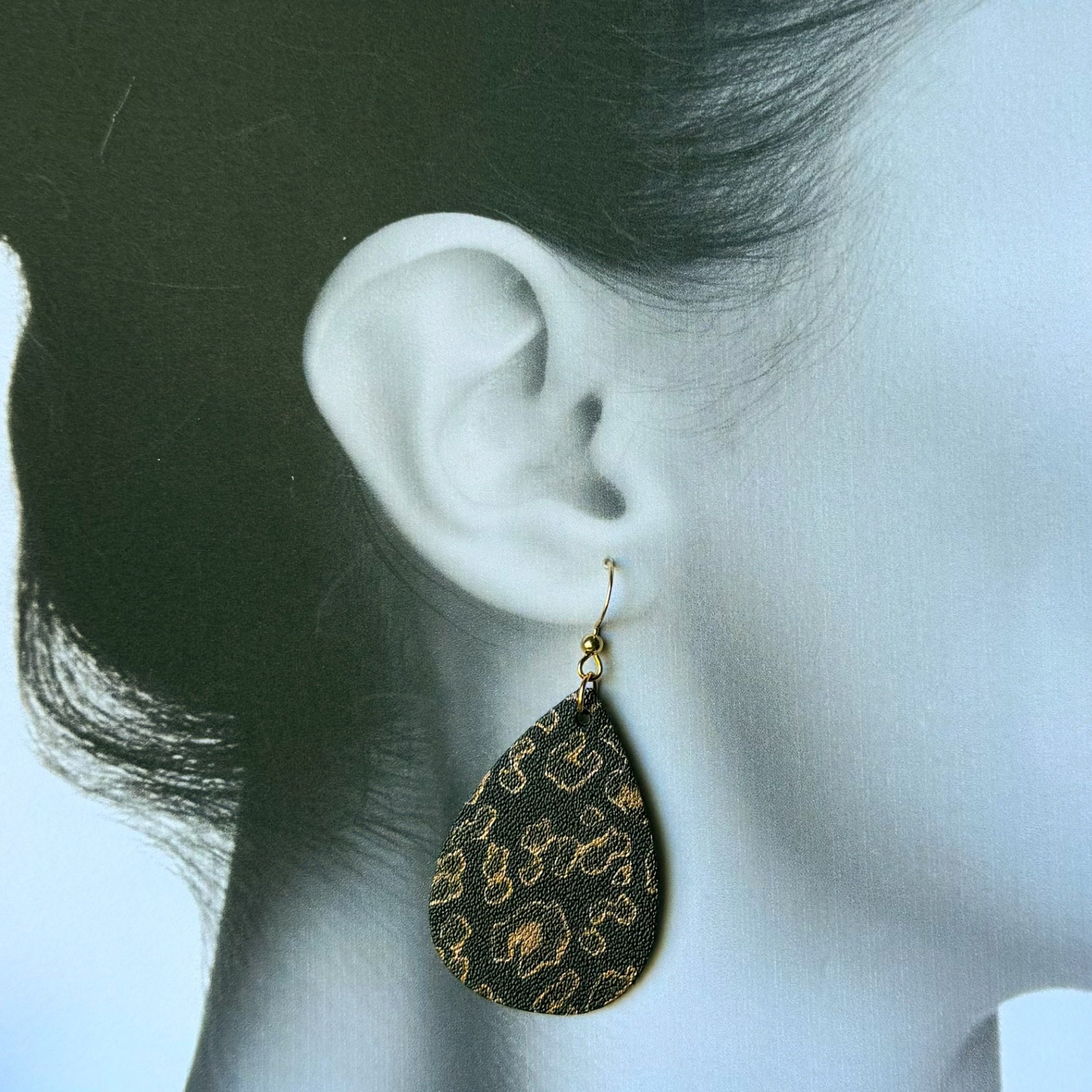 Black W/ Gold Cheetah Print Teardrop Earrings (00L0O8)