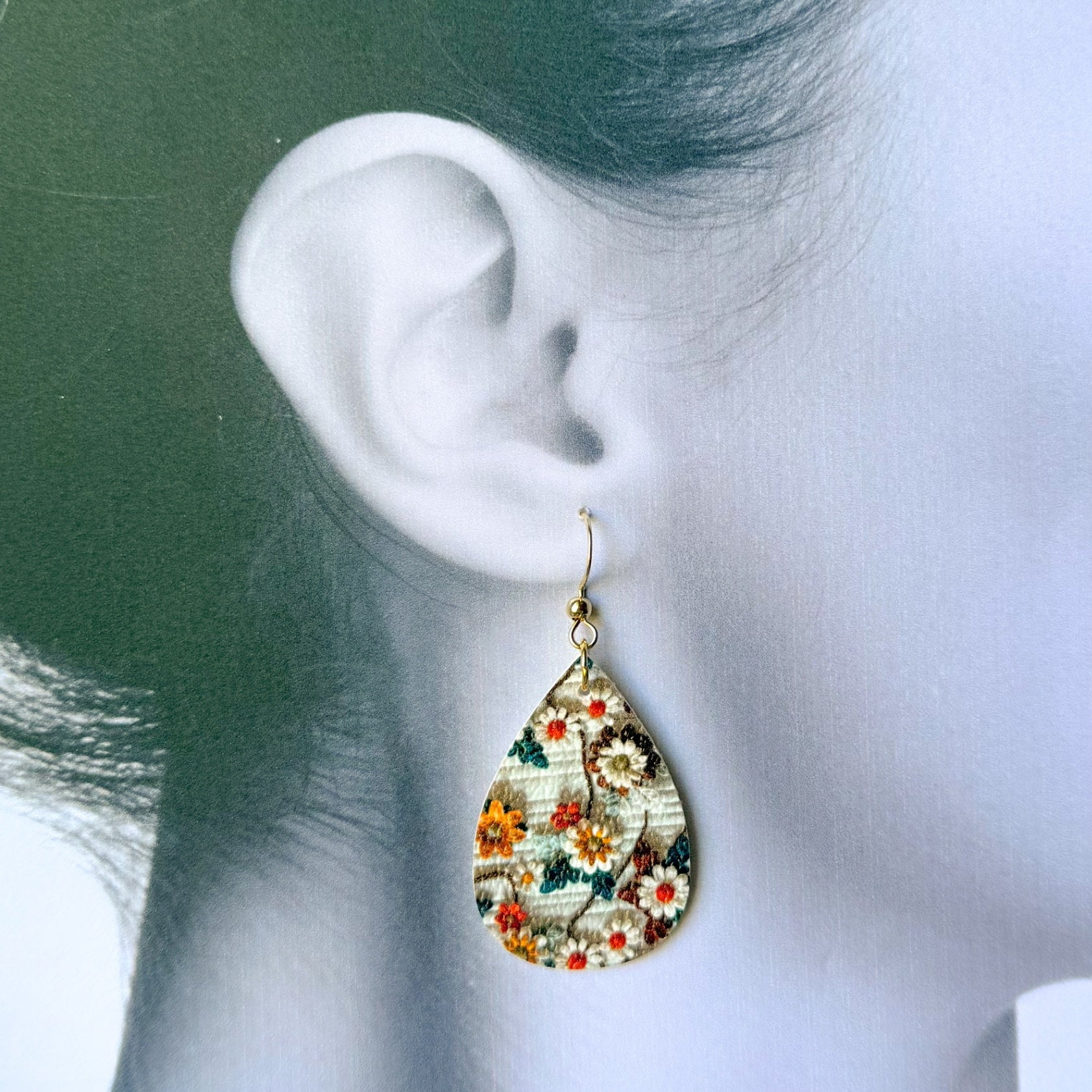 Embroidered floral teardrop earrings (00L0OC)