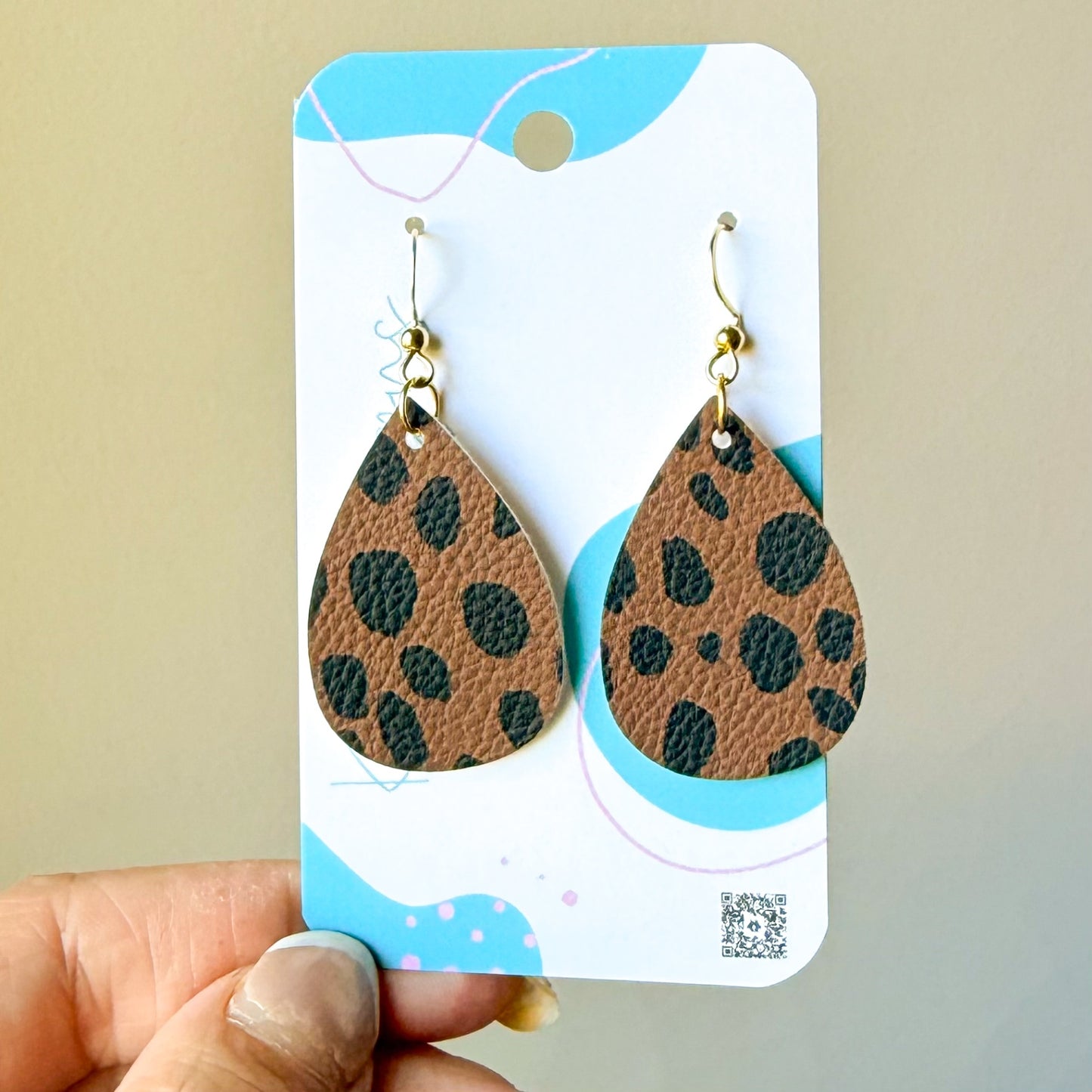 Brown w/ black spots teardrop earrings (00L0OK)