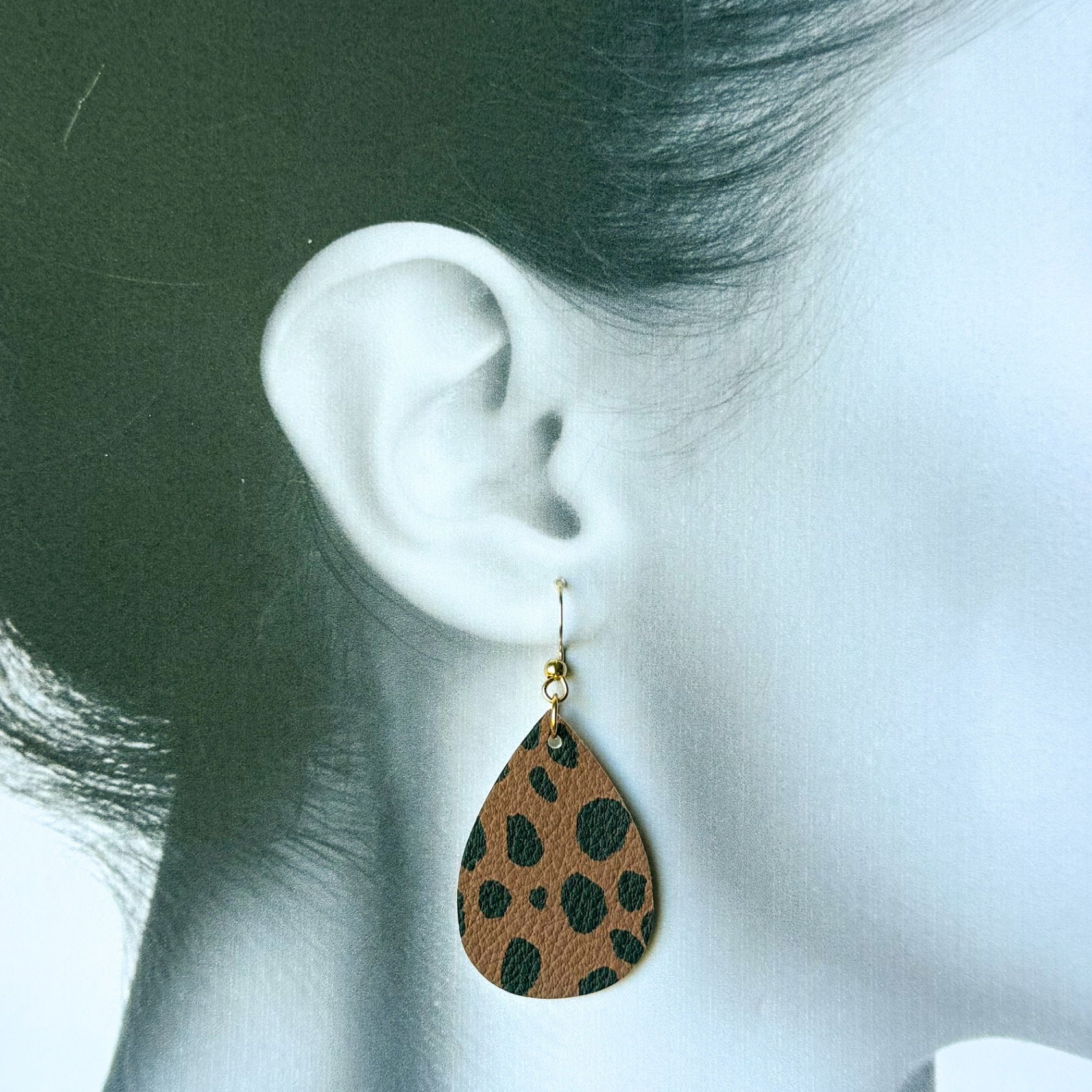 Brown w/ black spots teardrop earrings (00L0OK)