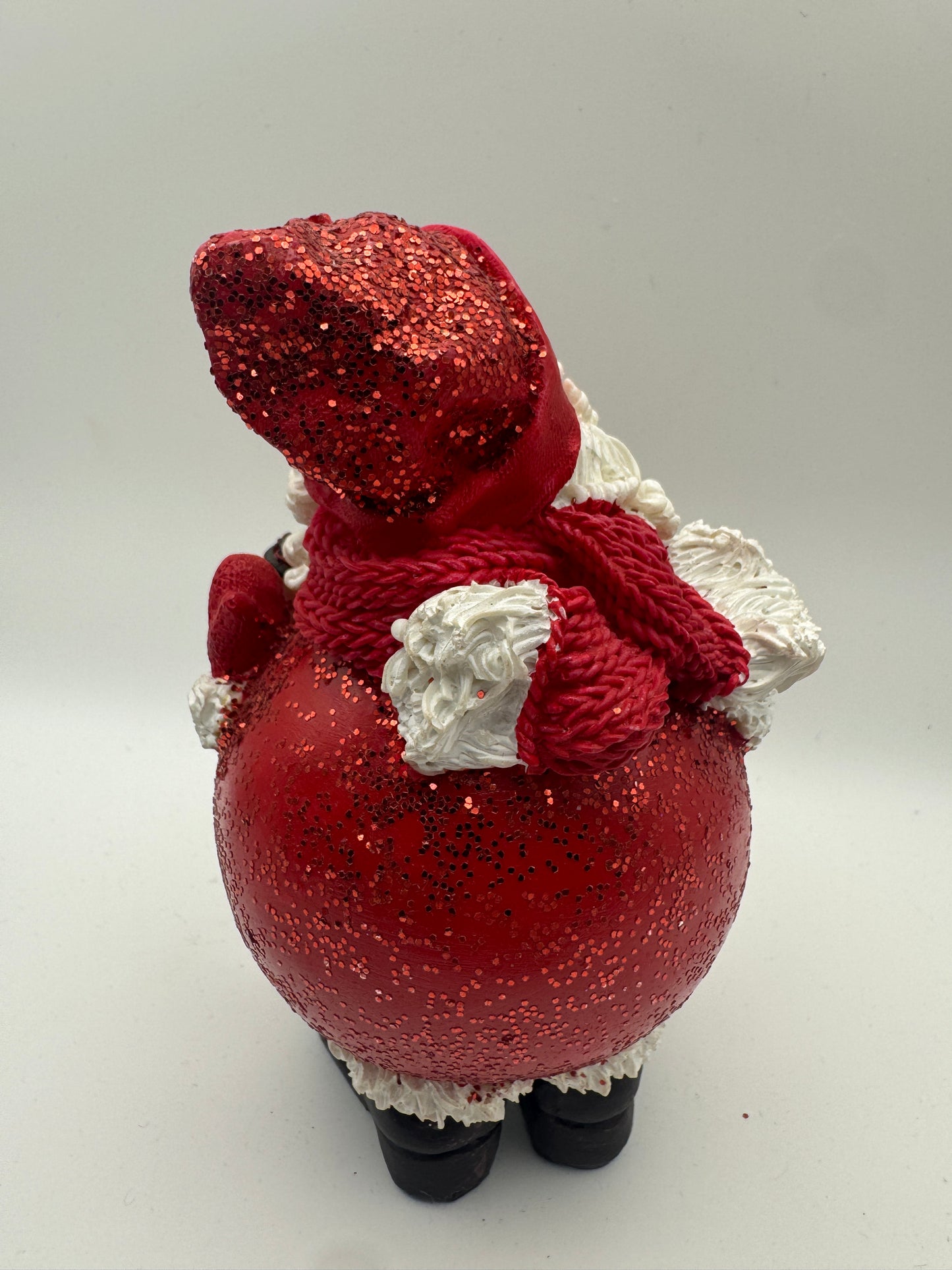 Santa Figurine Holding Toy Garland – Hand-Painted Resin Christmas Decor 5"