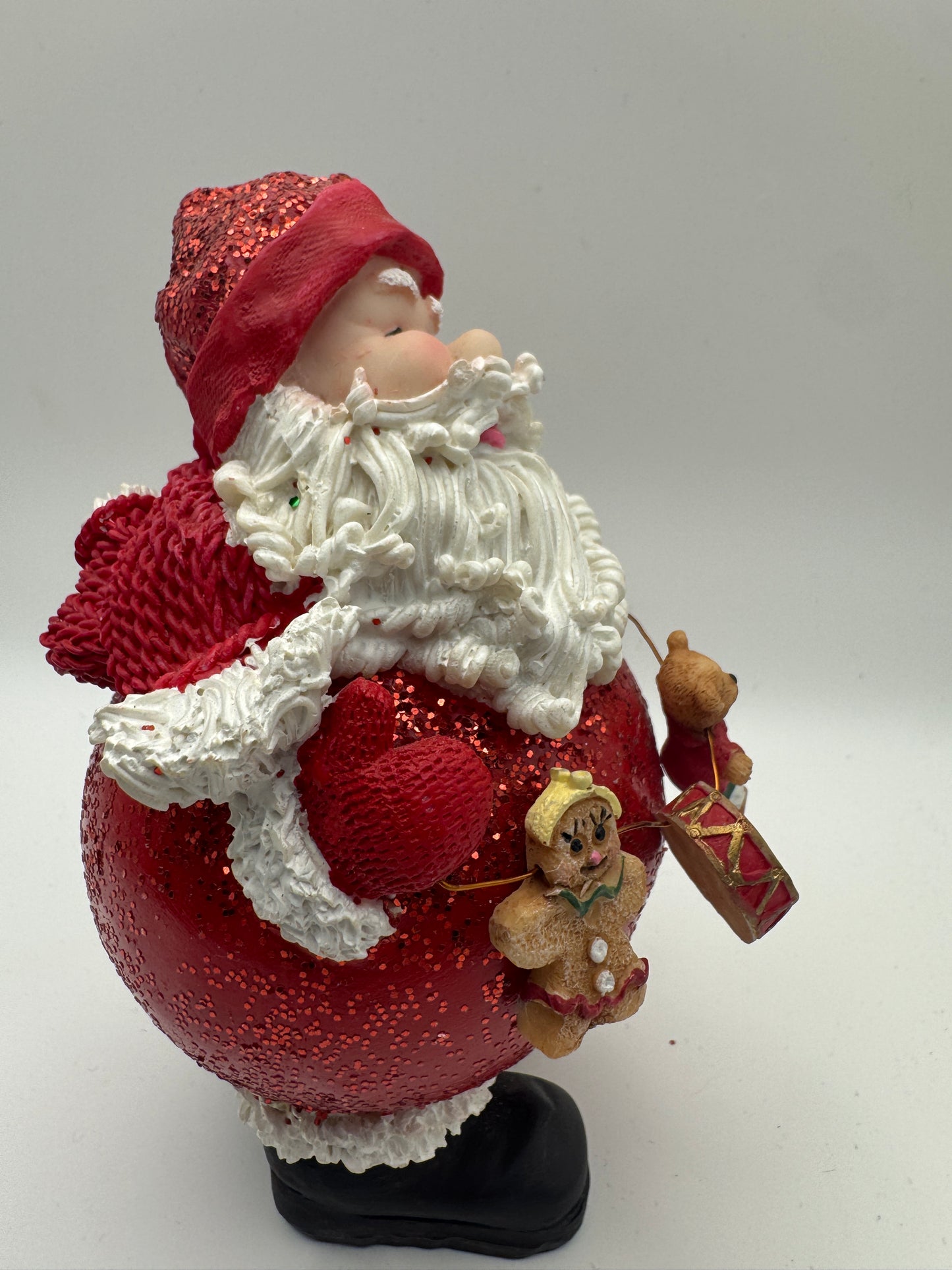 Santa Figurine Holding Toy Garland – Hand-Painted Resin Christmas Decor 5"