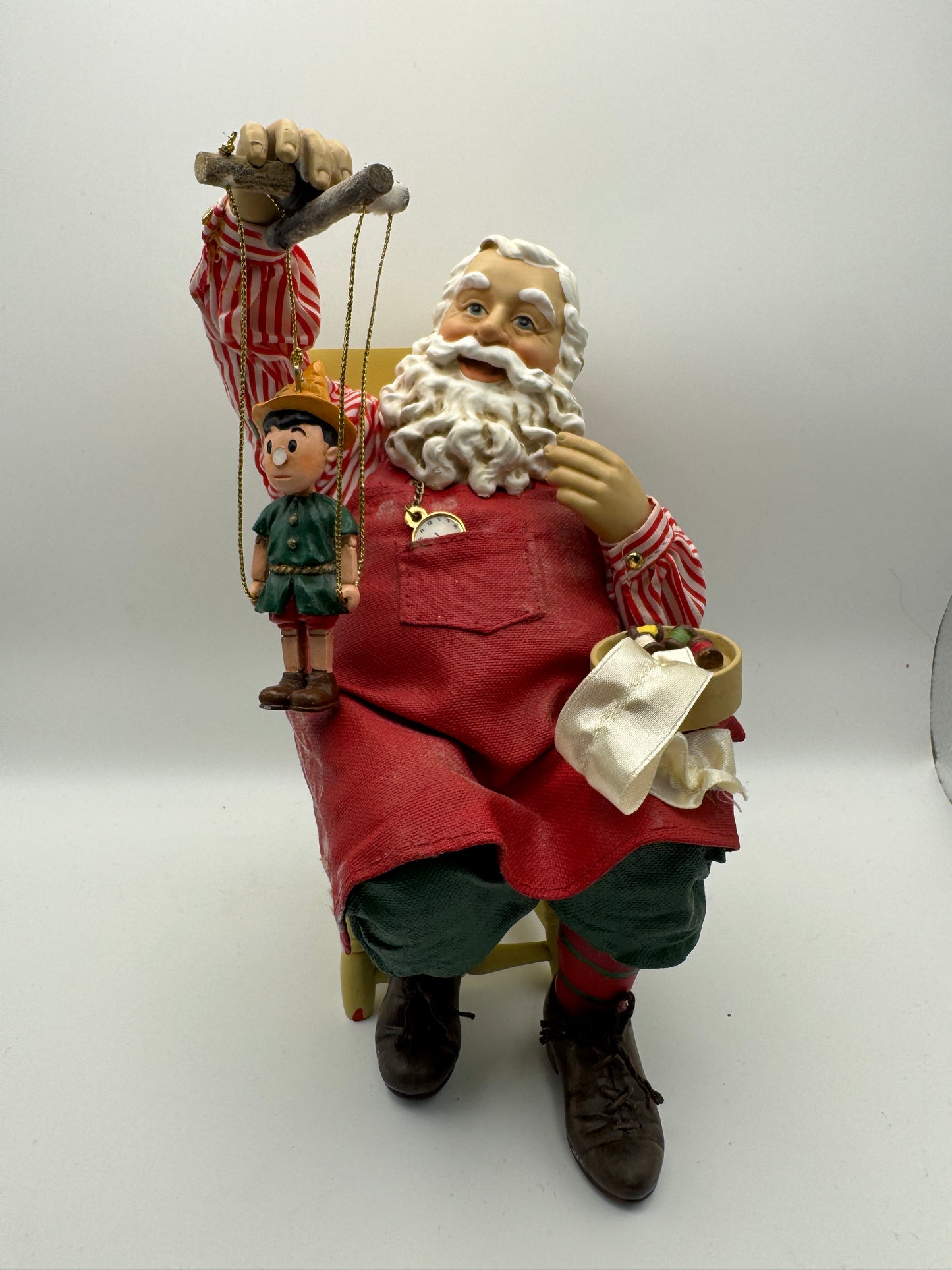 Kurt Adler Fabriche “Geppetto Santa” – Master Toy Maker Clothtique Figurine 10" (Wind-Up Musical)