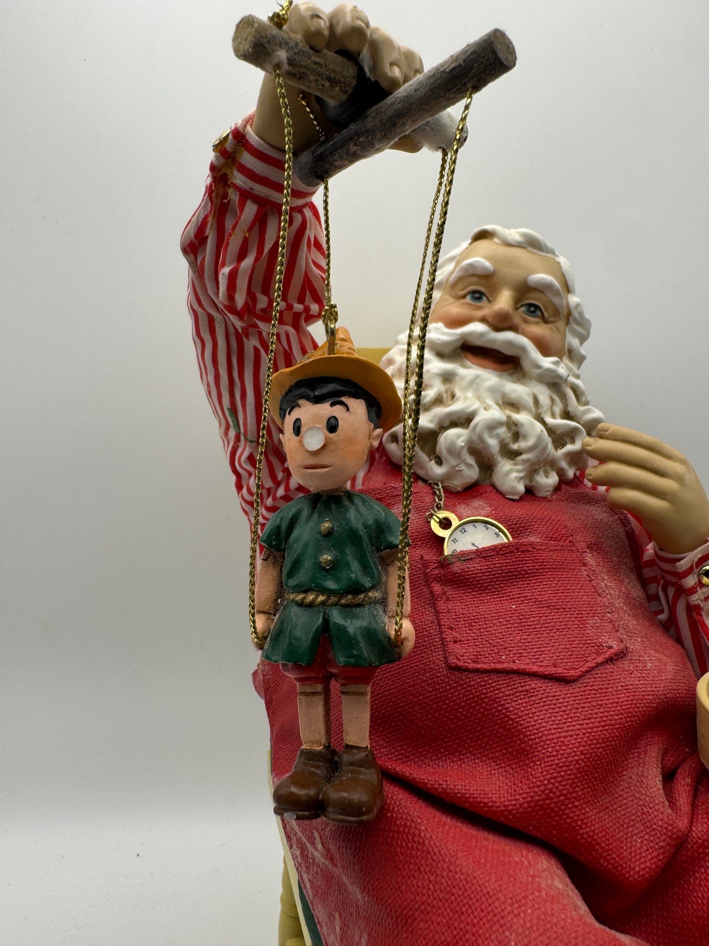 Kurt Adler Fabriche “Geppetto Santa” – Master Toy Maker Clothtique Figurine 10" (Wind-Up Musical)