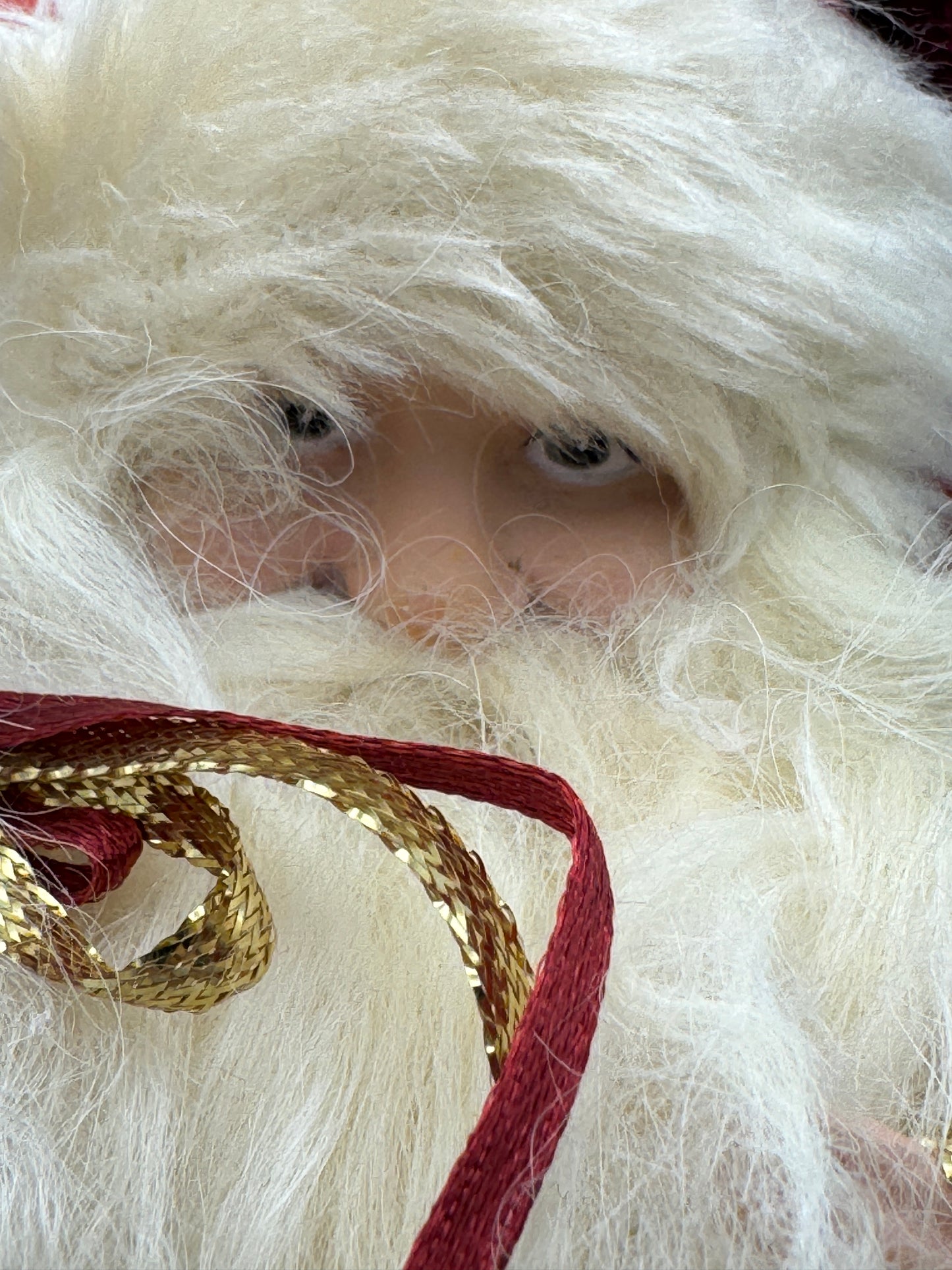 Old-World Santa Figurine with Velvet Hat & Gift Bag – 8" Christmas Decor