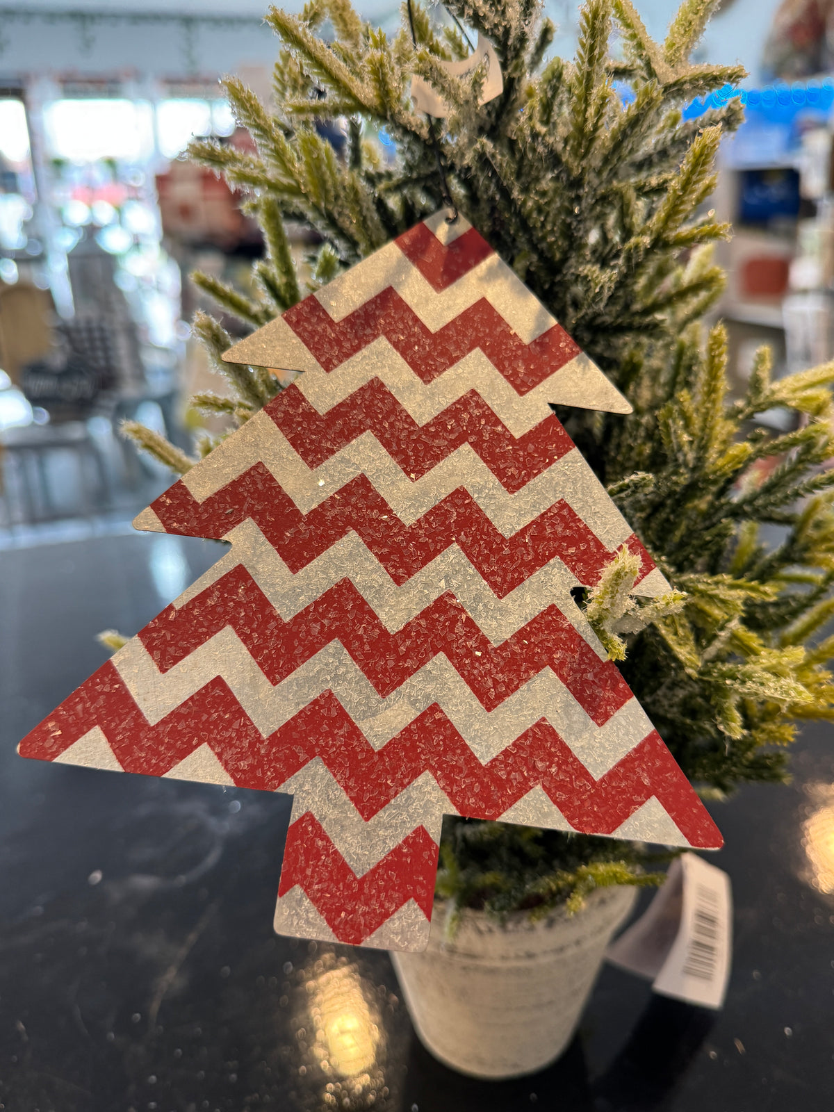 Decorated Metal Christmas Tree Ornament – Red Zig Zag